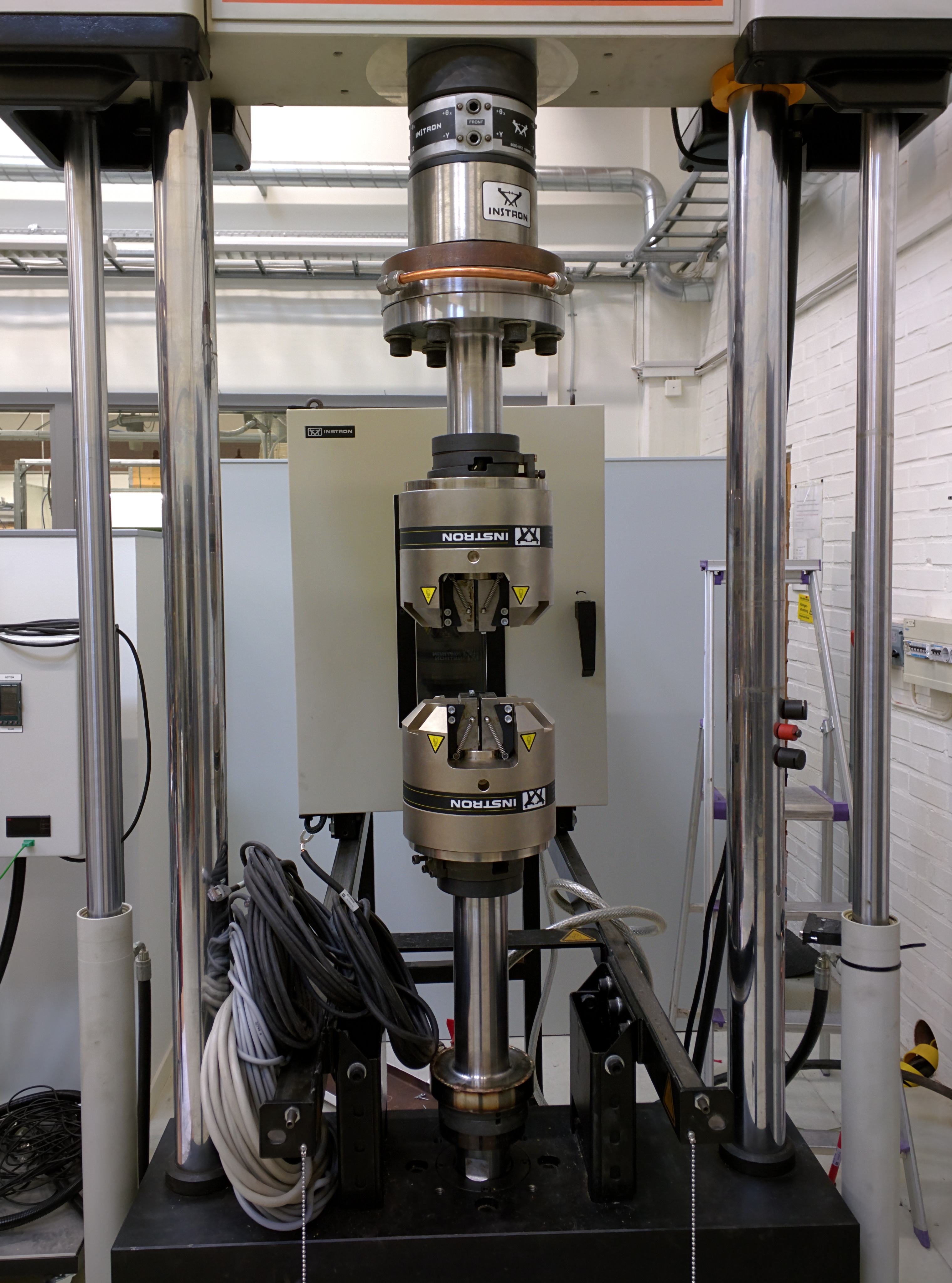 Picture of Fatigue tester Instron 8501